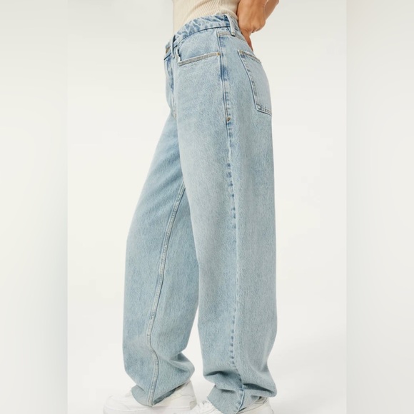 NEW GOOD AMERICAN JEANS - Picture 2 of 6